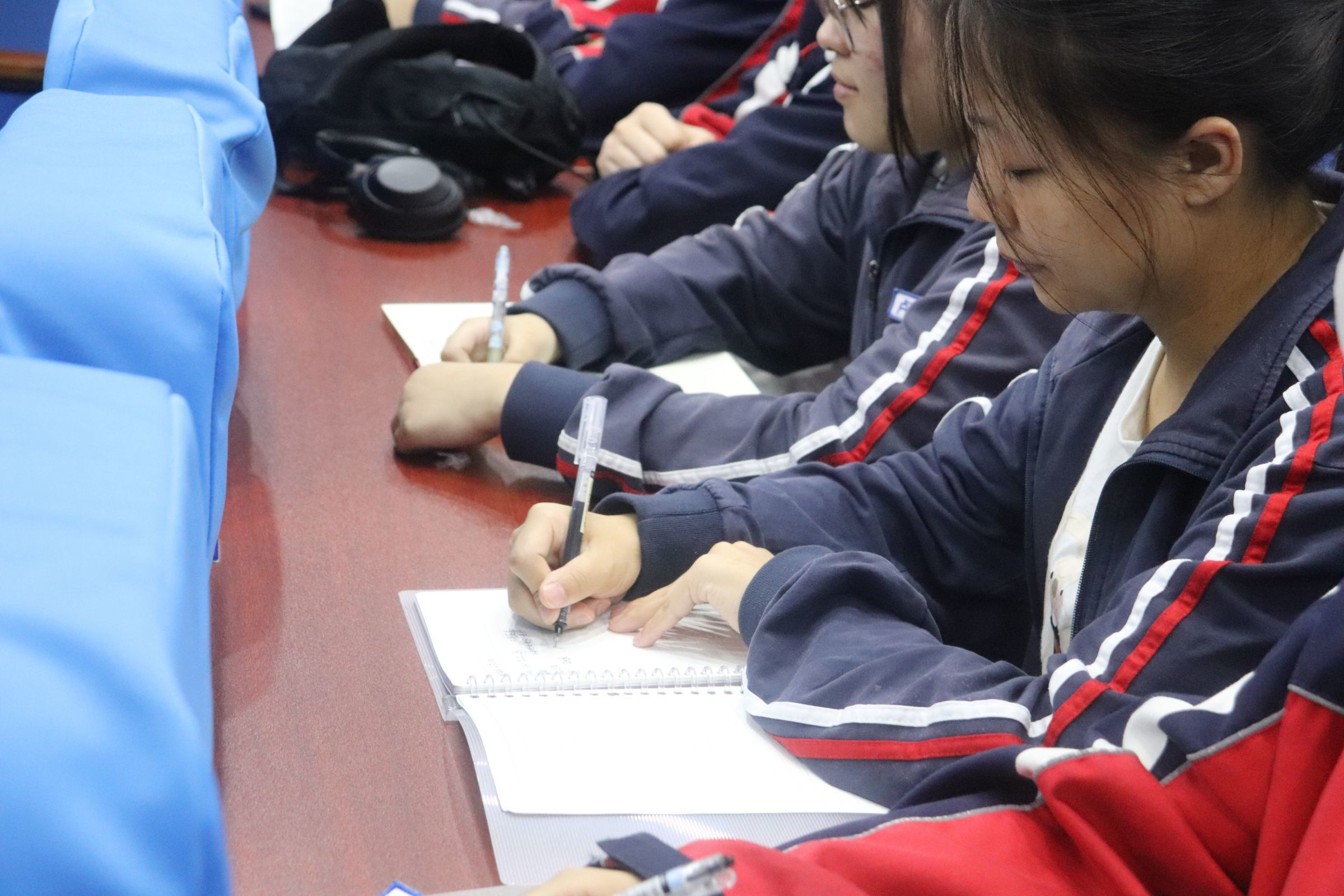 同学们在观看的过程中认真做好笔记，撰写观后感。
